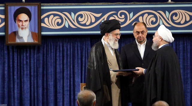 Ông Rouhani nhận sự ủy nhiệm của Lãnh tụ tinh thần tối cao Ayatollah Ali Khamenei trong lễ nhậm chức hôm 3/8 (REUTERS)