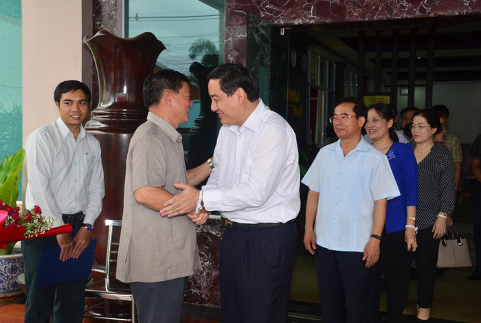 Các đồng chí lãnh đạo tỉnh Bôlykhămxay, Lào dành tình cảm chân thành, thăm thiết cho đoàn đại biểu cấp cao tỉnh Nghệ An. Ảnh: Thành Duy