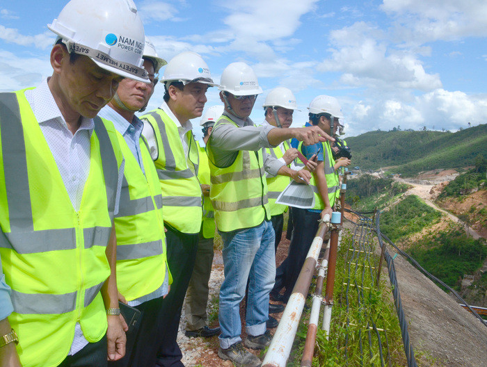 Bí thư Tỉnh ủy Nguyễn Đắc Vinh nghe giới thiệu vềuỷThuỷ điện Nam Ngiep 1 tại huyện Bolikhan, tỉnh Bolykhămxay. Ảnh: Thành Duy