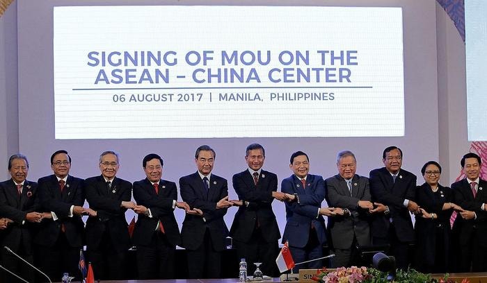 Ngoại trưởng Trung Quốc và các nước ASEAN tại lễ ký Biên bản ghi nhớ (MOU). Ảnh: Reuters