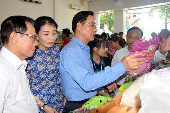 Đồng chí Nguyễn Đức Thắng - Phó Chủ tịch Thường trực liên minh HTX Việt Nam cùng các đại biểu tham quan cửa hàng