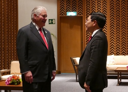 Ngoại trưởng Mỹ Rex Tillerson gặp Phó thủ tướng, Bộ trưởng Ngoại giao Phạm Bình Minh. Ảnh: TTXVN