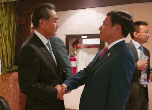 Phó Thủ tướng, Bộ trưởng Ngoại giao Phạm Bình Minh (phải) và Ngoại trưởng Trung Quốc Vương Nghị . Ảnh: TTXVN.