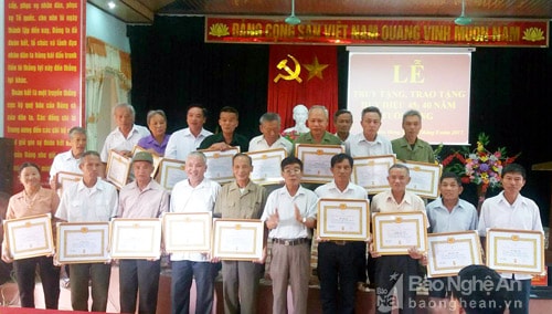 Lãnh đạo xã Nghĩa Hưng trao tặng Huy hiệu 45 tuổi Đảng cho các đảng viên. Ảnh: Minh Thái