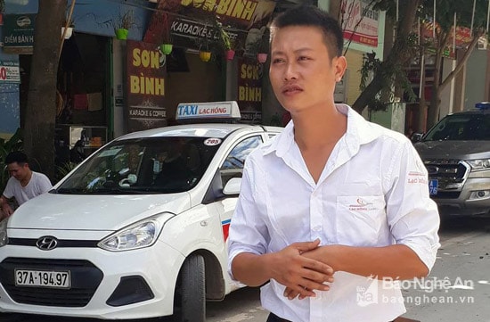 Anh Dương Danh Sơn, tài xế lái xe kể lại với phóng viên Báo Nghệ An về sự việc giúp lực lượng công an bắt đối tượng buôn bán người. Ảnh: Anh Tú