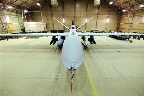 Một máy bay không người lái của Không lực Mỹ được trang bị tên lửa Hellfire và một quả bom lớn ở căn cứ Kandahar, Afghanistan tháng 3/2016. (Ảnh: Reuters)