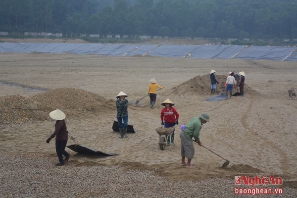 Thi công ô chôn lấp rác thải mới tại Khu Liên hợp xử lý chất thải rắn tại xã Nghi Yên (Nghi Lộc). Ảnh: Tư liệu