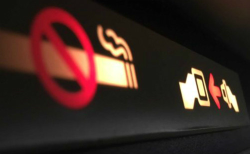 Hành khách luôn được yêu cầu thắt dây an toàn khi cất, hạ cánh và không hút thuốc. Ảnh: Readers Digest