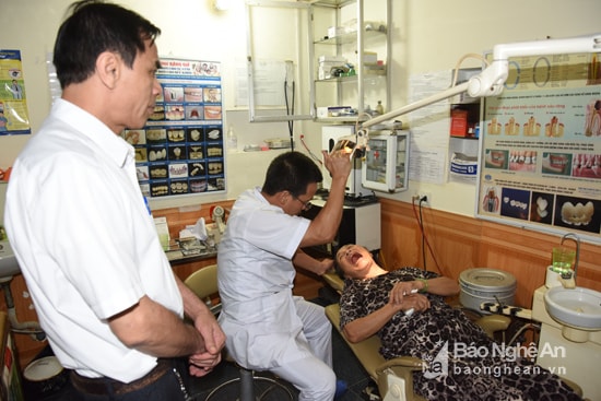 Đoàn liên ngành thành phố Vinh kiểm tra, đình chỉ hoạt động phòng khám răng hàm mặt bác sĩ Đức Năng ở ngõ số 4, đường Đốc Thiết. Ảnh: Thanh Sơn