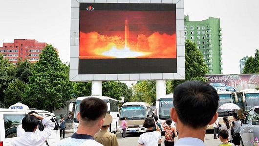 Người dân theo dõi bản tin Triều Tiên phóng  thử tên lửa Hwasong-14. Ảnh: Reuters