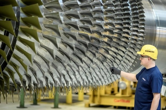 Công nhân làm việc tại nhà máy sản xuất tuốc-bin khí của Siemens ở Berlin, Đức ngày 2/3. (Nguồn: EPA/TTXVN)