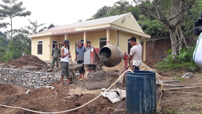 Nhờ có điện, nhiều công trình phúc lợi xã hội, dân sinh ở xóm Thung Khẳng được xây dựng thuận lợi hơn. Ảnh: Phan Giang