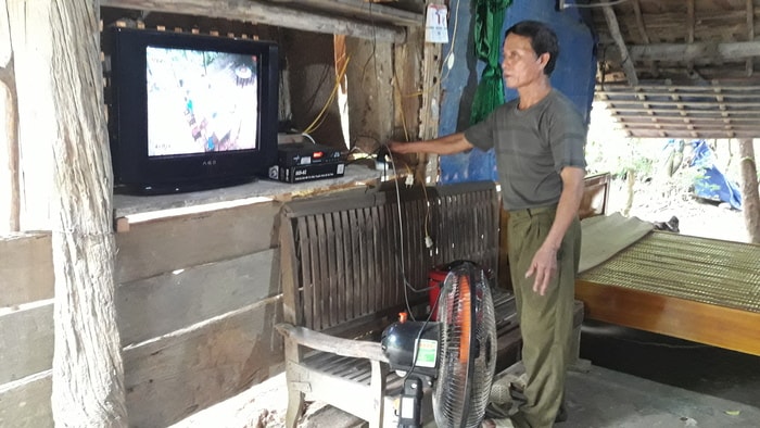 Ông Đặng Đình Thanh đã mua sắm nhiều phương tiện phục vụ sinh hoạt, nghe nhìn sau khi có điện. Ảnh: Phan Giang