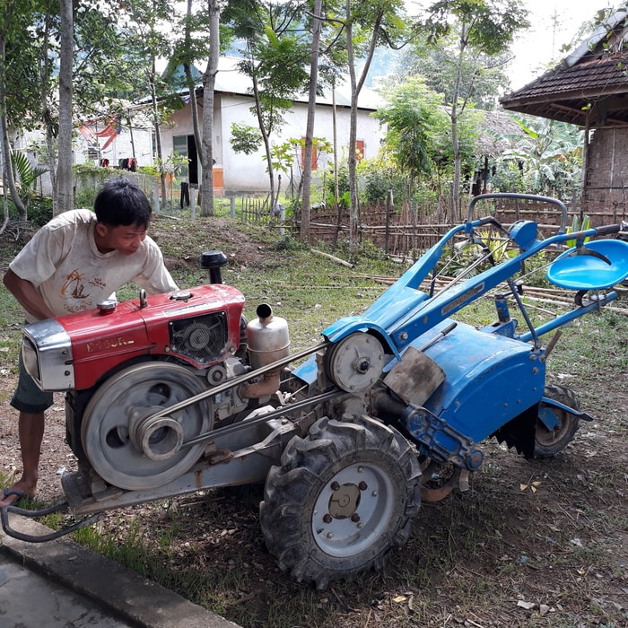  Với việc được hỗ trợ máy cày đa chức năng đã giúp cho nhiều hộ gia đình các xã vùng khó khăn huyện Con Cuông giải phóng sức lao động, phát triển kinh tế. Ảnh: Hạnh Minh