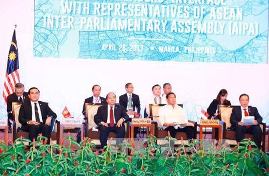 Thủ tướng Nguyễn Xuân Phúc dự cuộc họp giữa các Nhà lãnh đạo ASEAN với đại diện Hội đồng liên Nghị viện ASEAN (AIPA) trong chương trình Hội nghị Cấp cao ASEAN lần thứ 30.