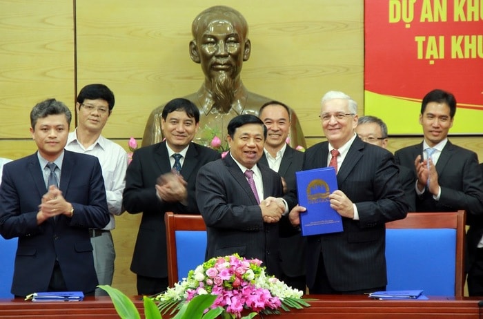 Lãnh đạo tỉnh và nhà đầu tư tại lễ ký thỏa thuận đầu tư dự án WHA Hemaraj. Ảnh Tiến Hùng.