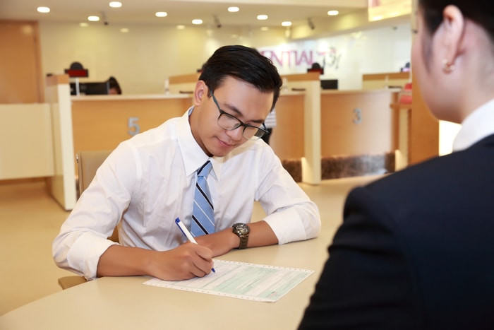 Để đảm bảo quyền lợi của mình, khách hàng cần trung thực khi kê khai thông tin sức khỏe với công ty bảo hiểm.