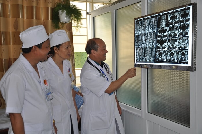 Giáo sư đầu ngành truyền đạt kinh nghiệm với các bác sỹ của Bệnh viện PHCN Nghệ An. Ảnh: Thanh Thủy