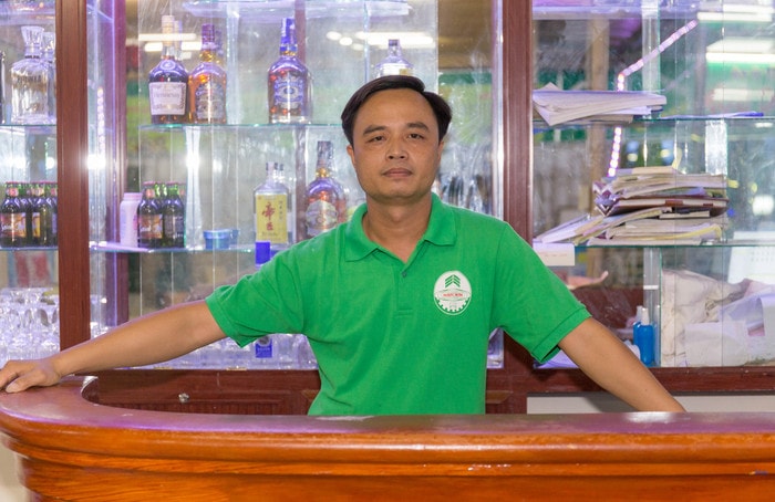 Ông chủ trẻ Trần Huy Sơn (SN 1979) là người khá am hiểu về văn hóa ẩm thực, chính anh đã tạo được sức lan tỏa về thương hiệu các món ăn đặc sản đồi rừng xứ Nghệ. Ảnh: Đức Anh