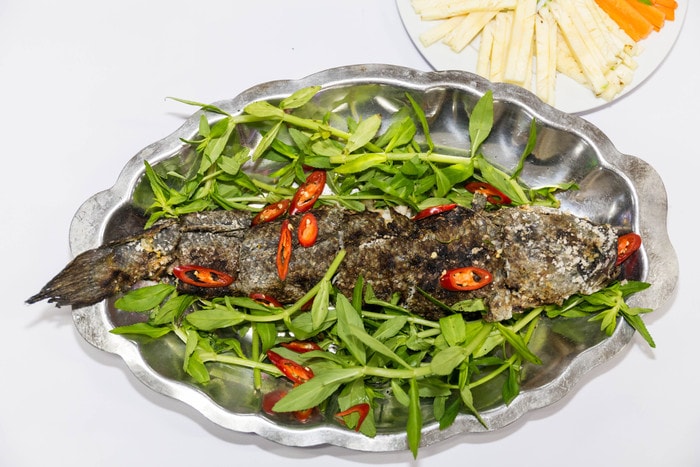 Nhiều món ăn ngon bổ dưỡng sẽ đem đến sự hài lòng cho thực khách như cá leo, cá mát chiên, gà cỏ rang muối... Ảnh: Đức Anh