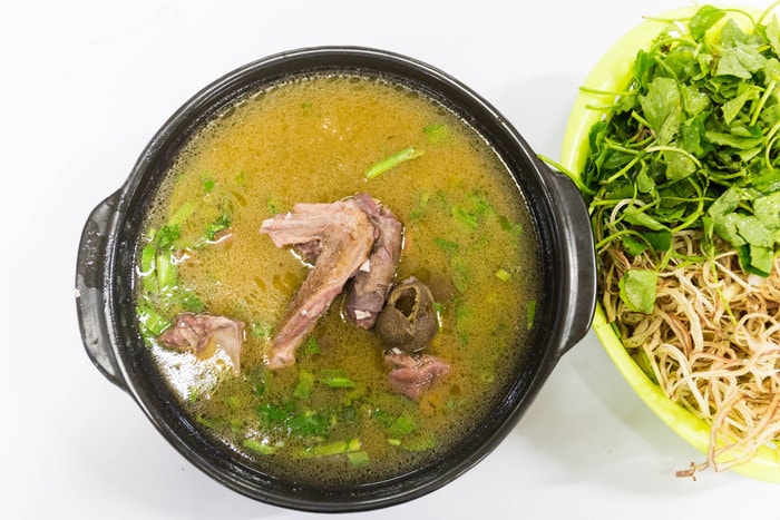Nhiều món ăn mang hương vị đồng quê như vịt om sấu được chế biến theo công thức độc đáo và mới lạ. Ảnh: Đức Anh