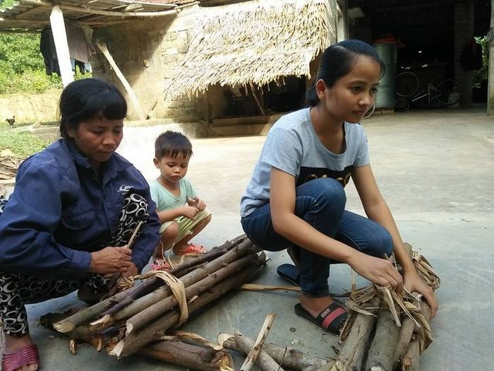  Ngoài chăm chỉ học tập, em còn giúp mẹ trông em, làm việc nhà…  …và đốn củi đi chợ nuôi thân. Ảnh: Đình Hà