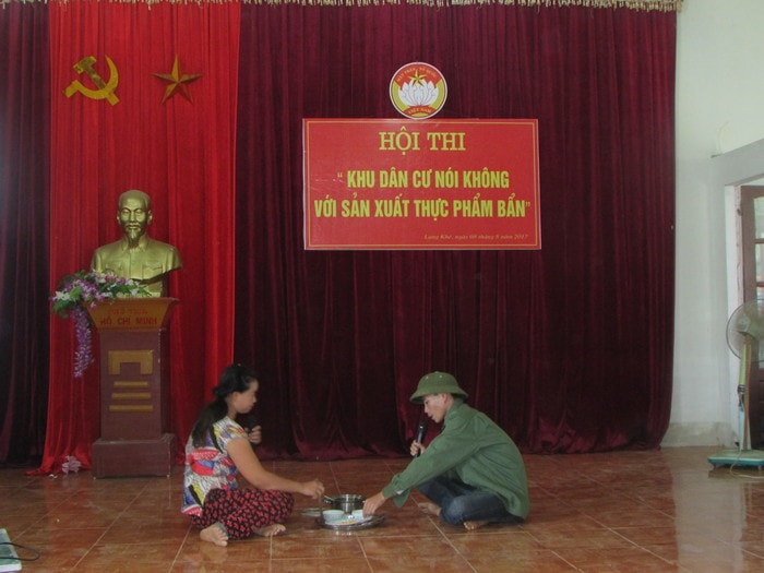 Các nông dân trong một tiểu phẩm phản ánh tình trạng thực phẩm bẩn. Ảnh: Bá Hậu