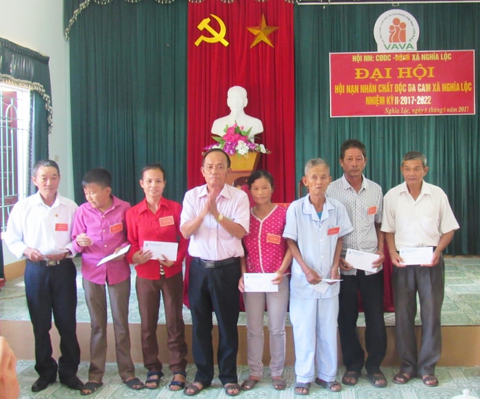 Tặng quà cho hội viên chất độc da cam xã Nghĩa Lộc, Nghĩa Đàn. Ảnh: Đức Anh