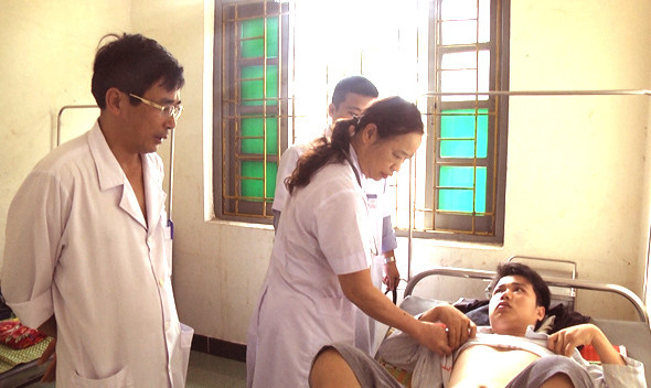 Các bệnh nhân bị sốt xuất huyết đang được theo dõi tích cực tại Trung tâm y tế huyện Quỳ Hợp. Ảnh: Huy Nhâm
