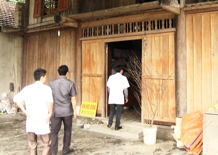 Cán bộ y tế trực tiếp đến nhà dân tuyên truyền về 