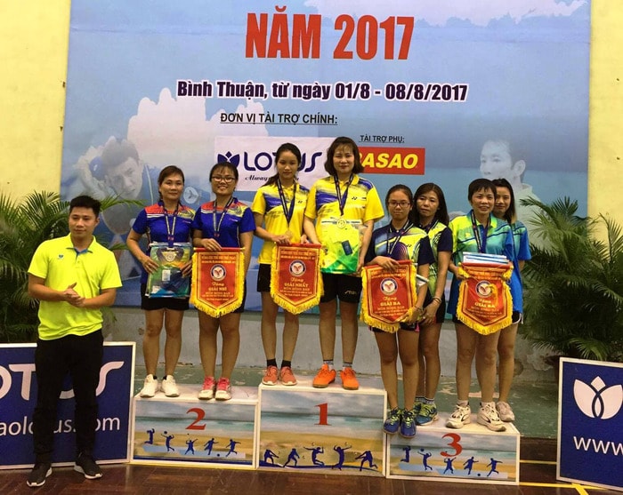 Trao huy chương cho các gia đình đoạt giải. Ảnh: Vương Bằng