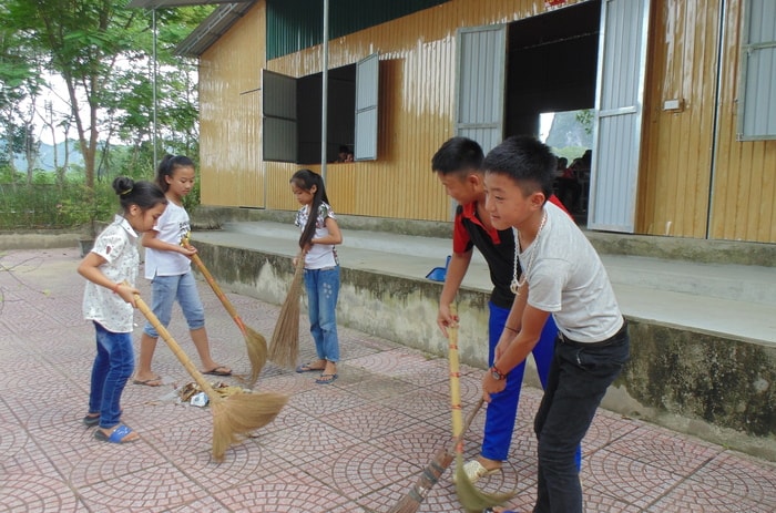 Năm học mới này Trường THCS Dân tộc nội trú huyện Con Cuông tuyển sinh 75 em học sinh lớp 6, nâng tổng số học sinh toàn trường là 298 em với 12 lớp học. Nơi đây, mọi điều kiện ăn ở và học tập tốt, các em cũng không phải chịu cảnh vượt quãng đường hàng chục km, trèo đèo lội suối đi học ở trường xa, vì vậy tỷ lệ học sinh bỏ học giữa chừng ở huyện miền núi Con Cuông đã giảm hẳn. Ảnh: Tường Vi