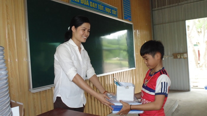 Để chuẩn bị cho năm học mới 2017-2018, các em đã được nhà trường thầy cô giáo tạo mọi điều kiện tốt nhất để nhanh chóng hòa đồng vào cuộc sống tập thể, như: giúp các em ổn định khu ở ký túc xã, cấp phát đồ dùng cá nhân như xô chậu, chăn màn, gối chiếu, lao động vệ sinh trường lớp, học quy chế trường lớp, cấp phát đầy đủ đồ dùng học tập như sách giáo khoa, vở viết, bút thước và các ấn phẩm phục vụ cho học tập. Ảnh: Tường Vi