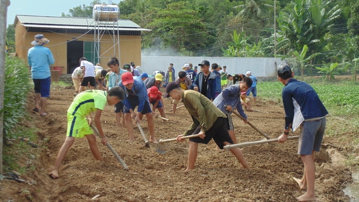 Không chỉ được phục vụ tốt nơi ăn, chốn ở, nơi học tập, để giúp các em biết quý trọng sức lao động, học sinh nam được phân công cuốc đất làm vườn để trồng rau. Ảnh: Tường Vi