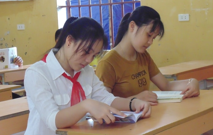 Ngoài giờ học chính, các em còn được tham gia vào các bộ môn yêu thích như: đọc sách truyện với phong phú các đầu sách để lựa chọn; tham gia các buổi học ngoại khóa, các môn thể dục thể thao rèn luyện sức khỏe... Ảnh: Tường Vi