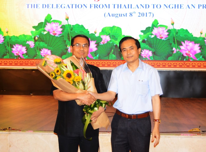 Đồng chí Lê Ngọc Hoa - Phó Chủ tịch UBND tỉnh tặng hoa chào mừng đoàn công tác Ủy ban Đầu tư Thái Lan và gần 60 doanh nghiệp. Ảnh: T.G