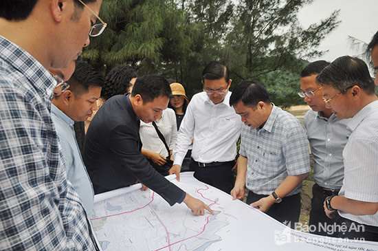 Đoàn công tác UBND tỉnh, Tập đoàn FLC kiểm tra sơ đồ thực địa dự án tại xã Nghi Tiến, Nghi Lộc. Ảnh: Thu Huyền