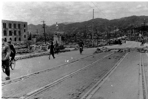 Hình ảnh hoang tàn trên cầu Aioi ở Hiroshima sau khi Mỹ thả bom nguyên tử xuống thành phố và cầu Aioi ngày nay - Ảnh: Reuters