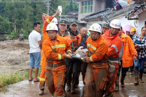 Một người bị thương được đưa đi sau trận lở đất. Ảnh: Reuters.