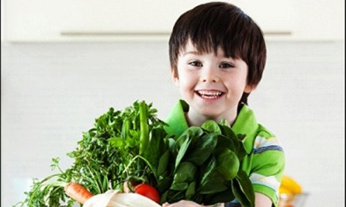 Cho trẻ ăn nhiều rau xanh và trái cây như: bí đao, mướp đắng, dưa chuột, bí đỏ, cà chua, xà lách… để giúp bổ sung lượng nước cho cơ thể đồng thời có tác dụng chống say nắng hiệu quả.