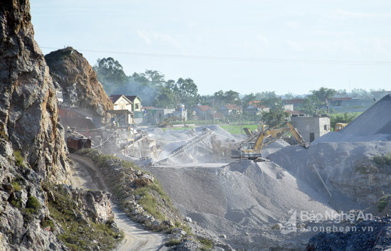 Khu vực chế biến đá của Công ty TNHH Xuân Hùng bụi bay trắng vùng, khiến khu dân cư gần đó hứng chịu cảnh ô nhiễm. Ảnh: X.H