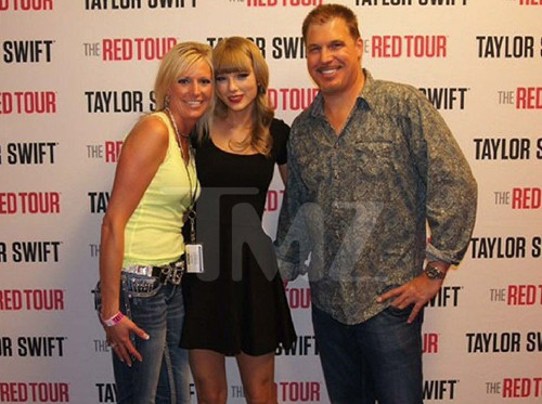 David Mueller (phải) và Taylor Swift trong bức ảnh chụp năm 2013.