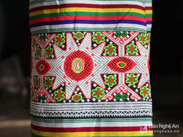 Những hoa văn trên chiếc váy thổ cẩm của phụ nữ đã phần nào phản ánh nét đặc sắc của nghề dệt thổ cẩm của đồng bào Thái ở xã Châu Tiến. Ảnh: Hồ Phương
