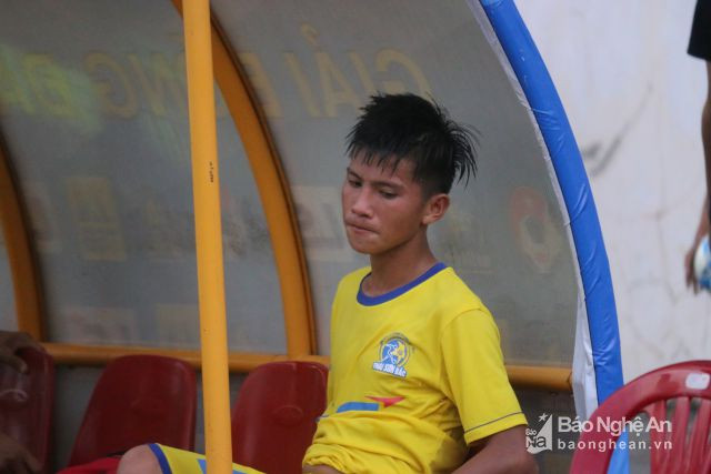 Nỗi buồn thua trận của cầu thủ U15 Sông Lam Nghệ An - Ảnh: Hoài Hoan