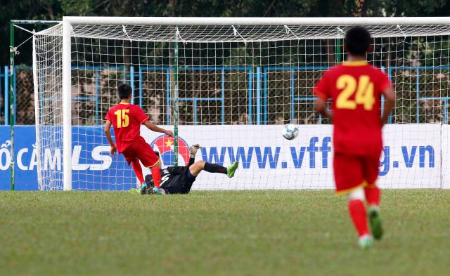 Pha ghi bàn của cầu thủ Nguyễn Ngọc Tú bên phía U15 Viettel - Ảnh: Hoài Hoan