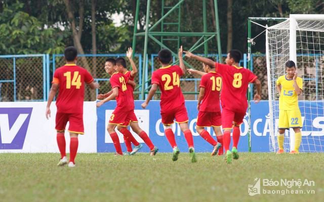 Các đồng đội vây quanh để ăn mừng trong khi anh dơ tay lên để ra hiệu - Ảnh: Hoài Hoan