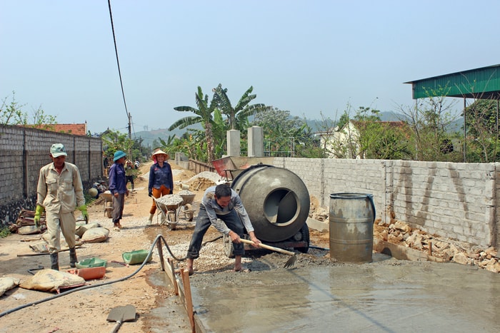 Người dân xã Quỳnh Vinh (TX. Hoàng Mai) làm đường giao thông. Ảnh: Thanh Thủy