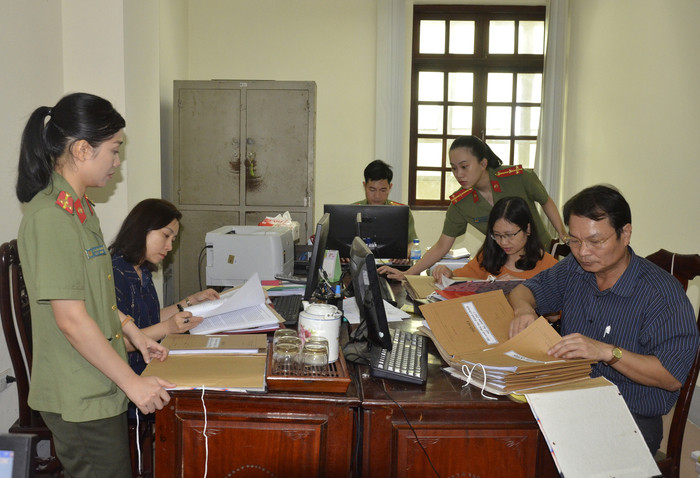 Đoàn kiểm tra liên ngành về CCHC kiểm tra hồ sơ tại Công an tỉnh Nghệ An.