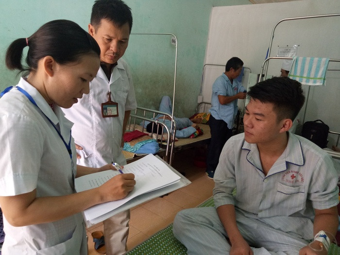 Cán bộ Trung tâm y tế thị xã Thái Hòa, khảo sát lấy mẫu xét nghiệm tại bệnh viện. Ảnh: Quang Huy