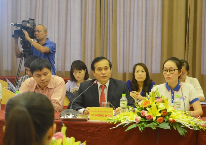 Đồng chí Lê Ngọc Hoa - Phó Chủ tịch UBND tỉnh giới thiệu đến đoàn công tác những tiềm năng, thế mạnh và cơ chế ưu đãi của Nghệ An đối với nhà đầu tư nước ngoài. Ảnh: T.G
